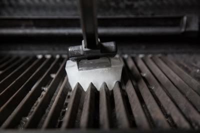 Broil King Ice Grill Brush with 3 Block Ice Tray - 65679